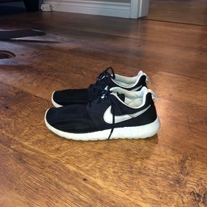 Size 6 Nike roshes